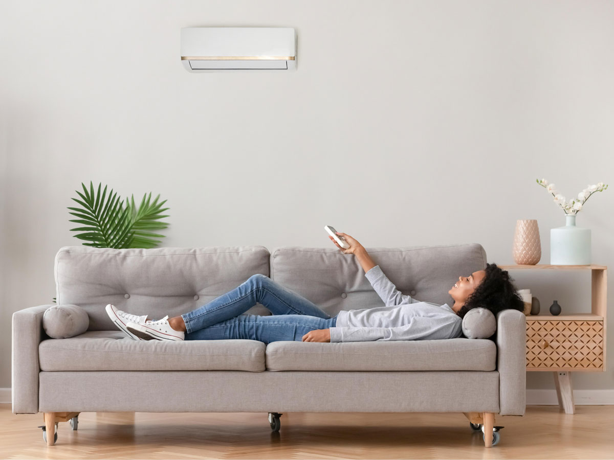 Moderne Klimaanlage installiert in hellen Geschäftsräumen